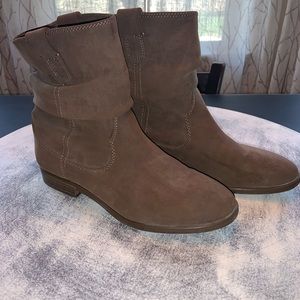 Like new- Suede like brown booties